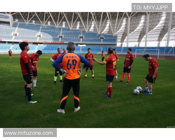 重庆足球热潮来袭青少年踢球热情高涨助力城市体育发展